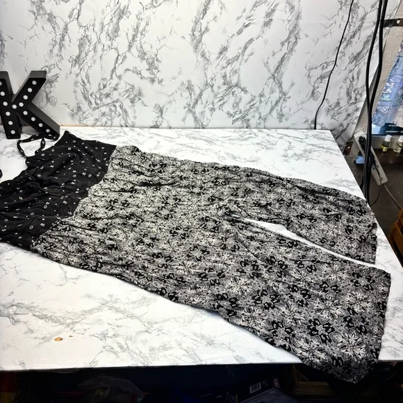 Torrid Black and White Floral Jumpsuit size 2X - Picture 6 of 12